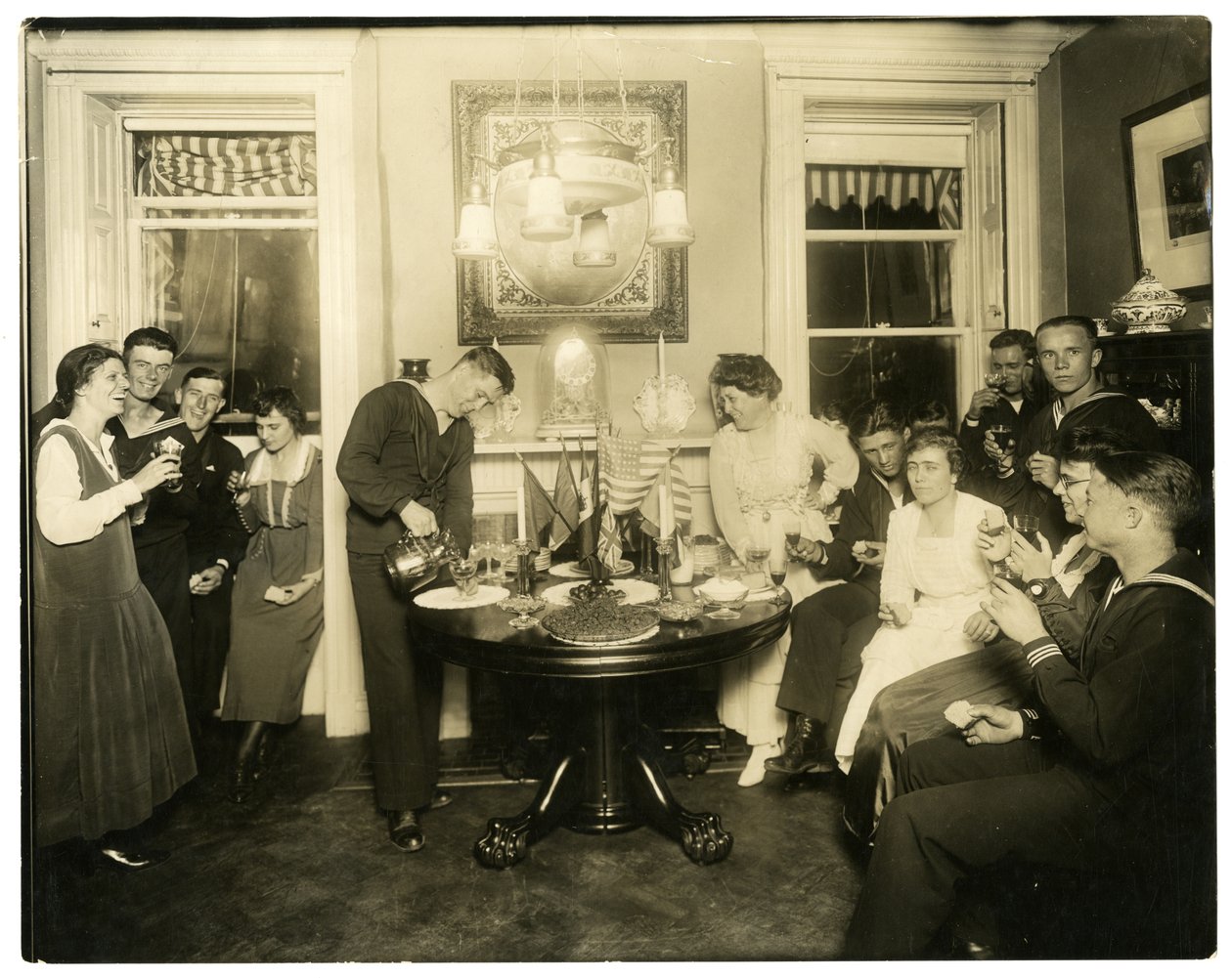 Alice Foote MacDougal vermaakt een groep zeelieden in haar kleine appartement in Old War, Greenwich Village, New York, USA, c.1917-18 door Jessie Tarbox Beals