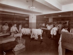 De wasruimte in het Hotel McAlpin, 1913 door Byron Company
