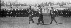 De Tsaar en Groothertog Michaelovitch lopen op het paradeplein in Sint-Petersburg, illustratie uit The King, 25 mei 1901