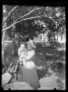 Lilli en Laine Simberg in het park