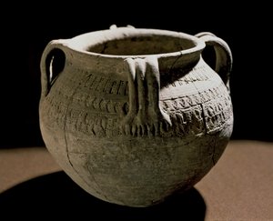 Archeologie van de Middeleeuwen: Barbaarse kunst van Gallië: Gegraveerde keramische vaas