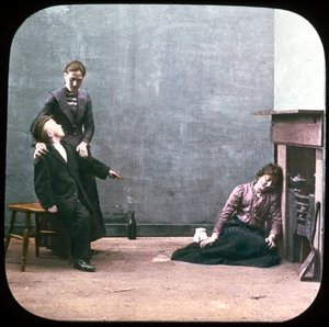 Twee vrouwen en jongen voor de open haard, ca. 1895